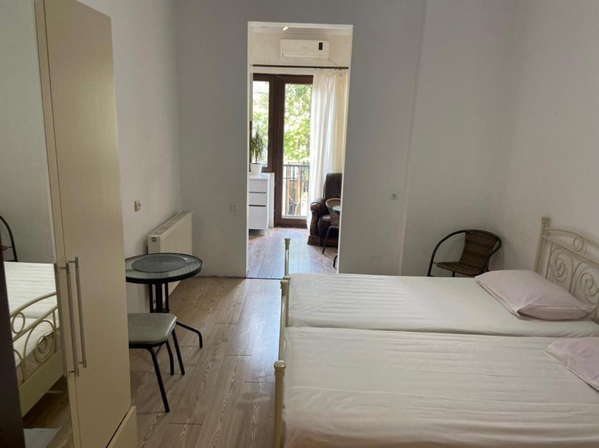 Gulnasi'S Guesthouse バトゥーミ エクステリア 写真