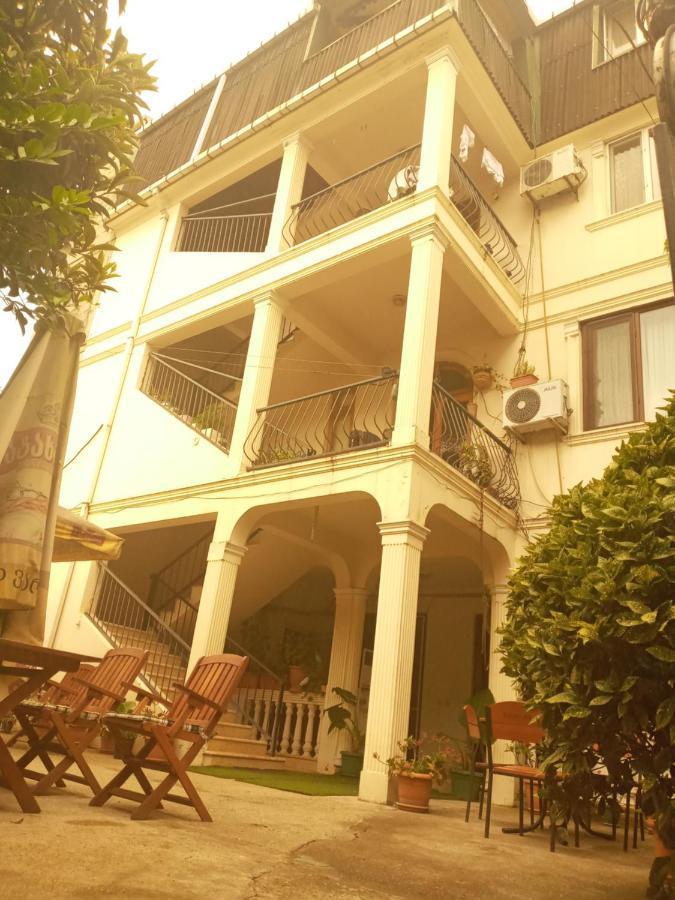 Gulnasi'S Guesthouse バトゥーミ エクステリア 写真