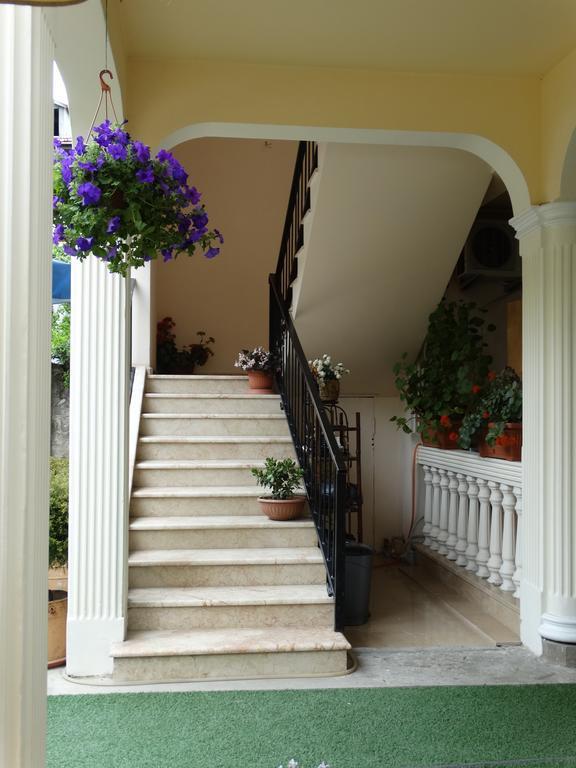 Gulnasi'S Guesthouse バトゥーミ エクステリア 写真