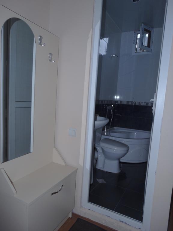 Gulnasi'S Guesthouse バトゥーミ エクステリア 写真