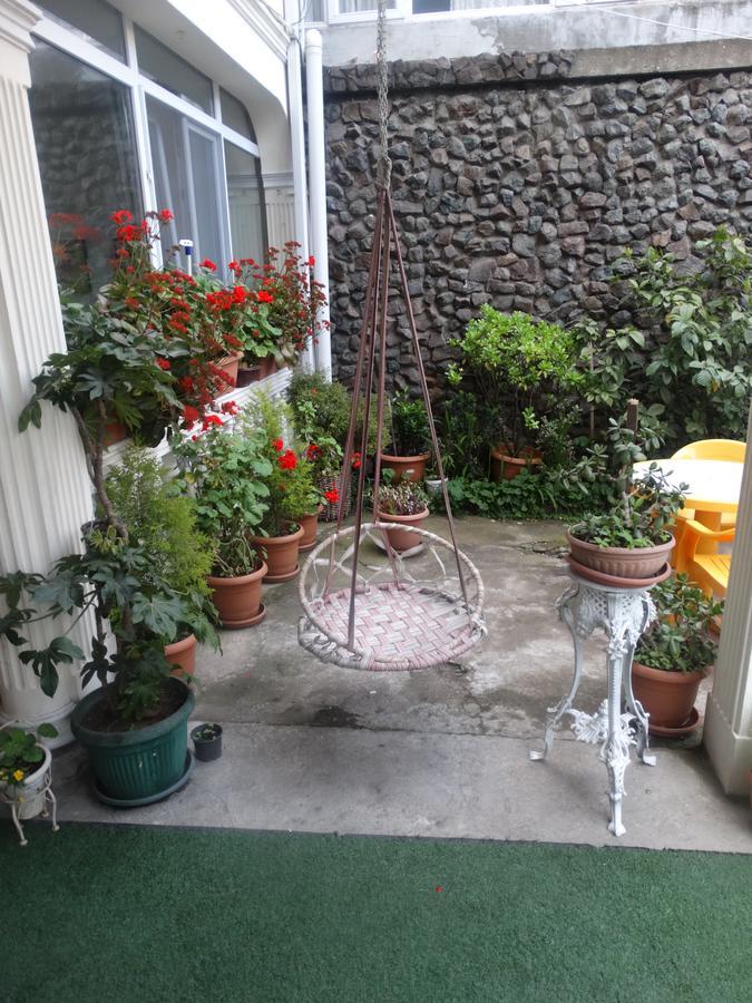 Gulnasi'S Guesthouse バトゥーミ エクステリア 写真