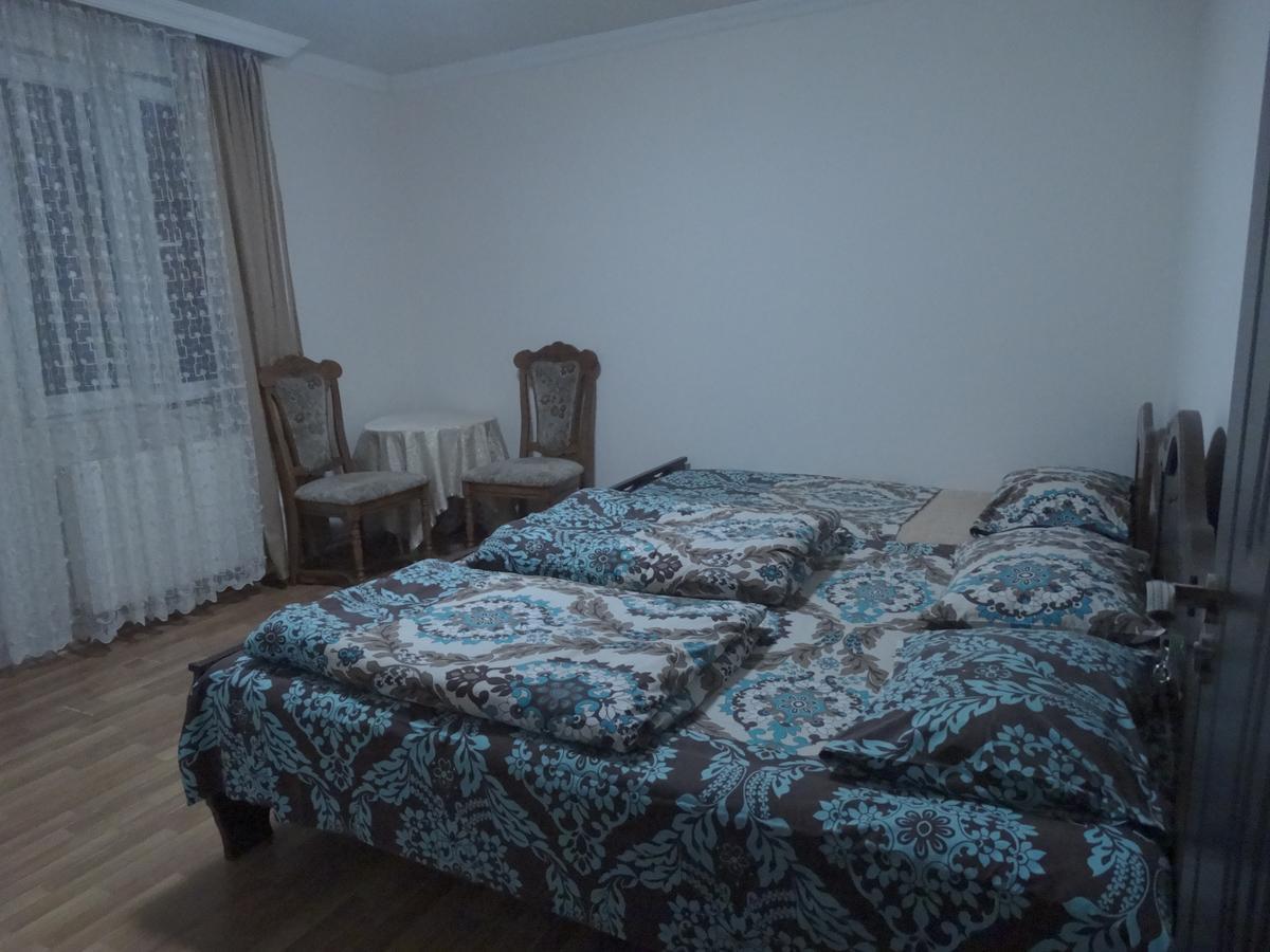 Gulnasi'S Guesthouse バトゥーミ エクステリア 写真