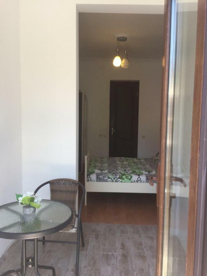 Gulnasi'S Guesthouse バトゥーミ エクステリア 写真