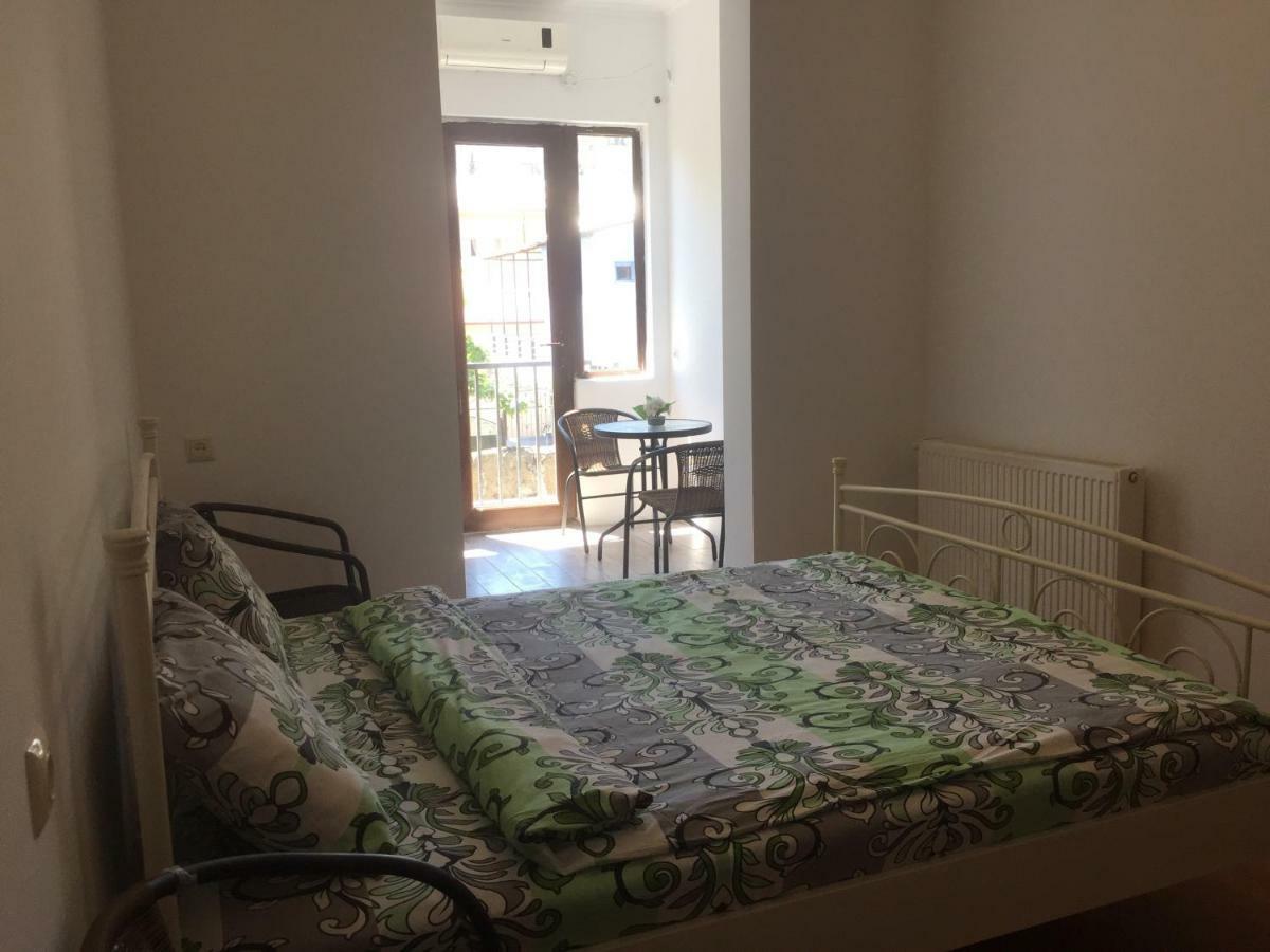 Gulnasi'S Guesthouse バトゥーミ エクステリア 写真