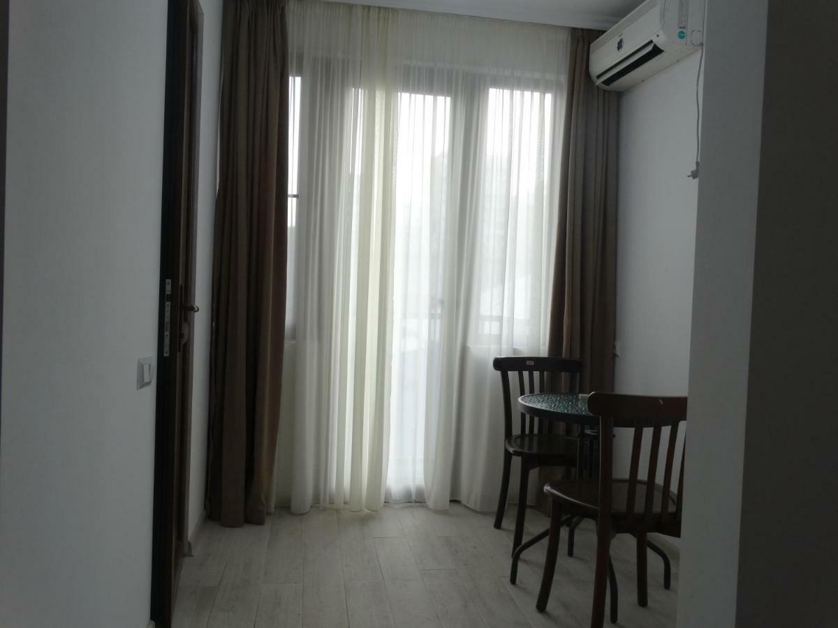 Gulnasi'S Guesthouse バトゥーミ エクステリア 写真