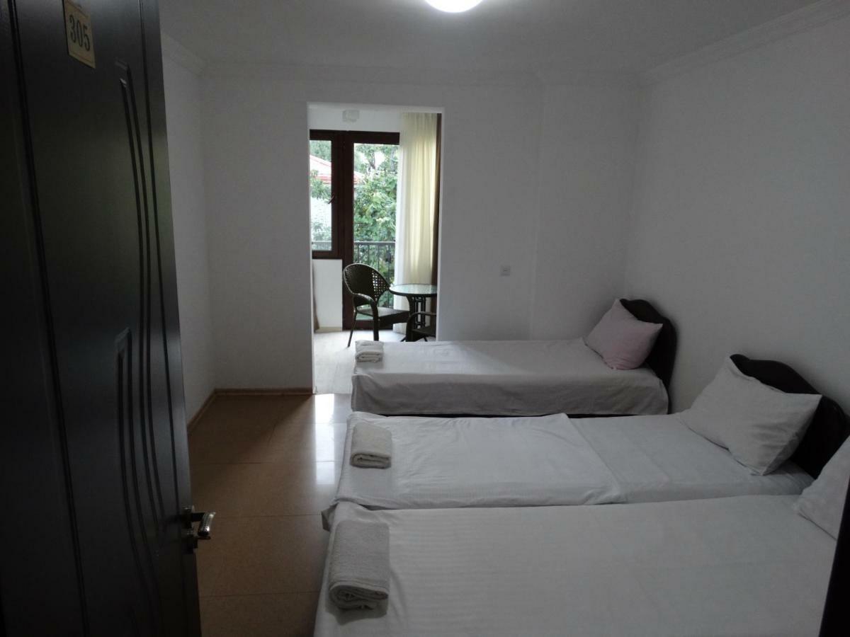 Gulnasi'S Guesthouse バトゥーミ エクステリア 写真