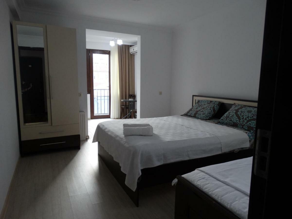 Gulnasi'S Guesthouse バトゥーミ エクステリア 写真