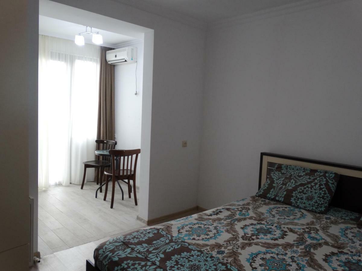 Gulnasi'S Guesthouse バトゥーミ エクステリア 写真