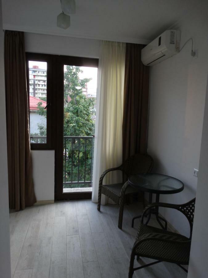 Gulnasi'S Guesthouse バトゥーミ エクステリア 写真