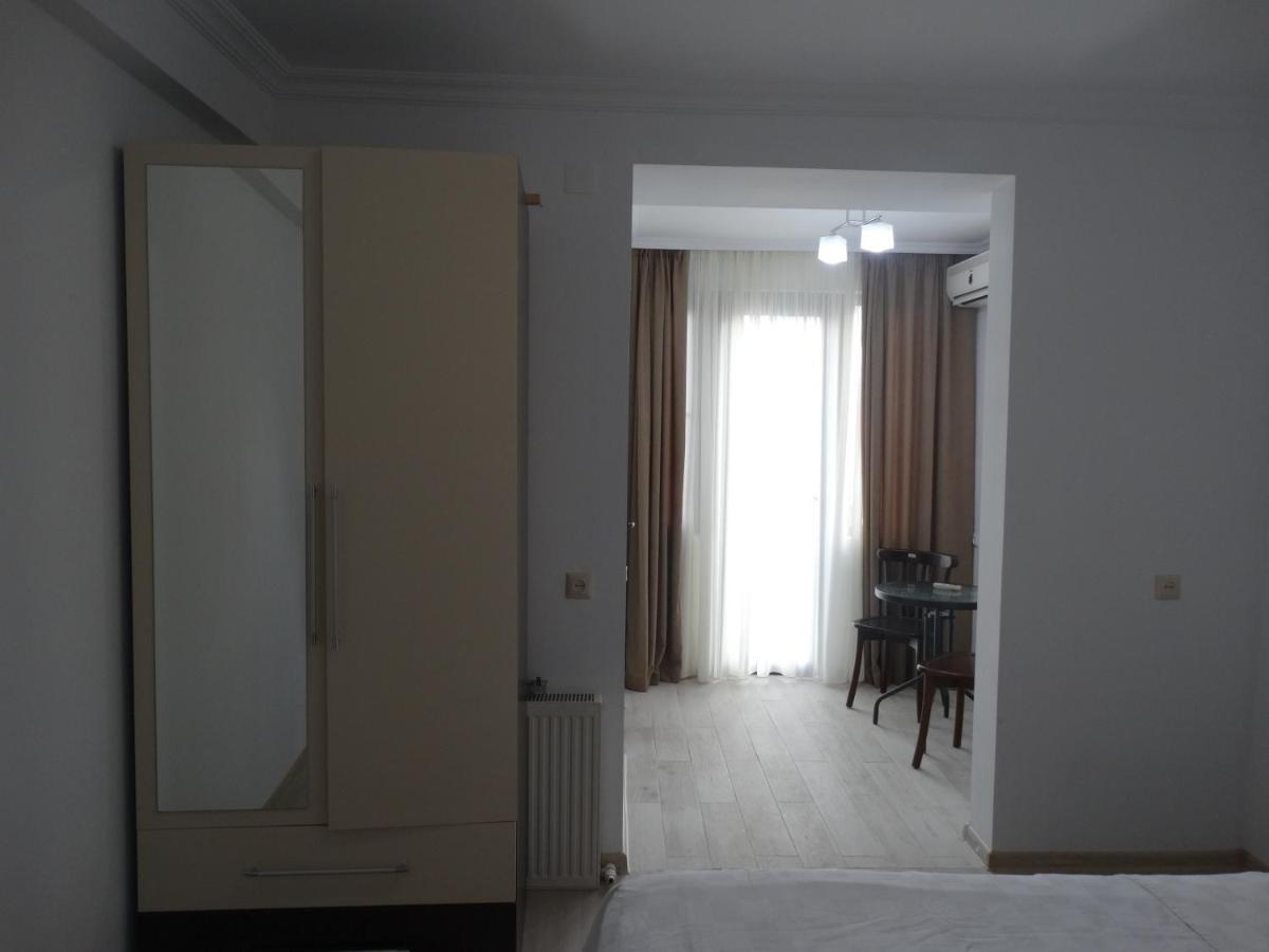 Gulnasi'S Guesthouse バトゥーミ エクステリア 写真